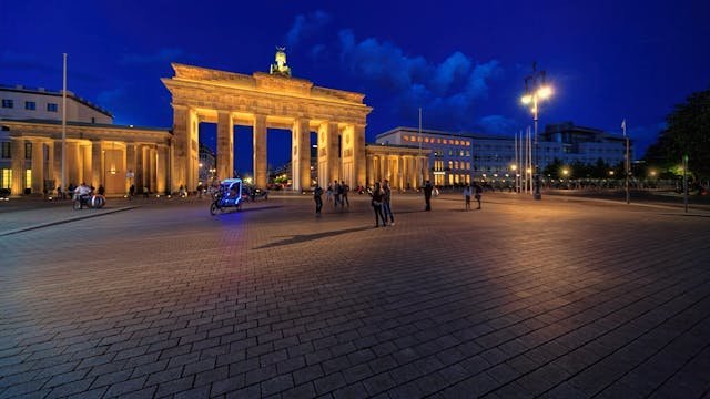 Das beleuchtete Brandenburger Tor bei Nacht in Berlin